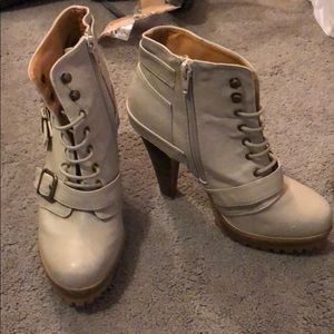 Heeled non slip boots